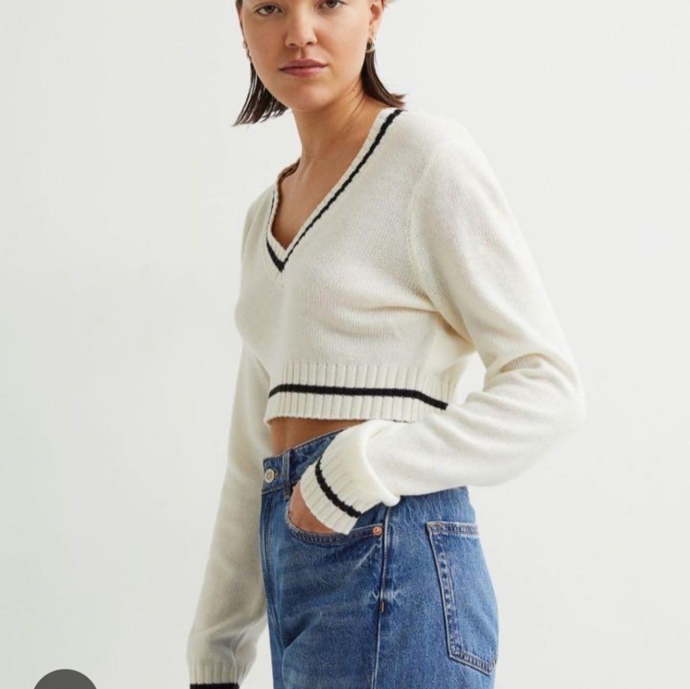 Cropped V-Neck Sweater with Contrast Trim - Cream Sz L